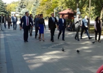 Во время приезда в Мелитополь Марина Порошенко прогулялась по парку (фото)