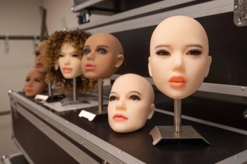 Британка открыла бизнес по прокату секс-кукол с лицам умерших жен для вдовцов