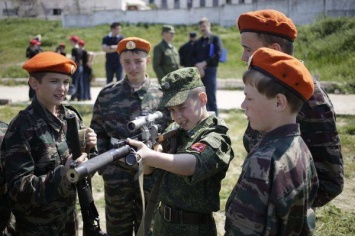 Бойня в Керчи: в сети показали знаковые фото детей с оружием в Крыму