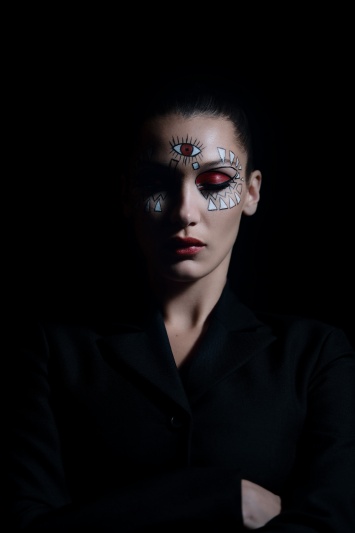 Красота темной мечты: макияж от Беллы Хадид к Хэллоуин