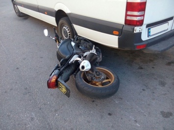 ДТП в Шевченковском районе: мотоциклист угодил под колеса микроавтобуса