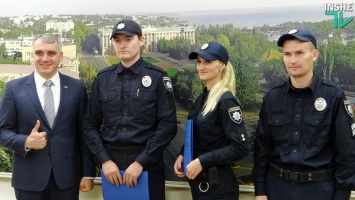 «Хотелось каждому из них дать сильно в лицо»: мэр Николаева рассказал о своих чувствах к похитителям люков и наградил полицейских, их задержавших