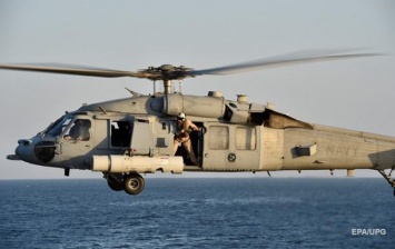 Военный вертолет упал на палубу авианосца США