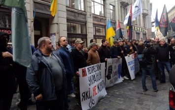 Во Львове пикетировали прокуратуру, НАБУ и полицию