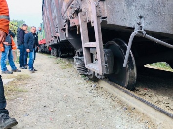 В Ужгороде поезд сошел с рельсов и застрял во дворе ромского поселения (фото)