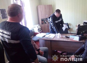 Следователю в Запорожской области принесли взятку в книге (Фото)