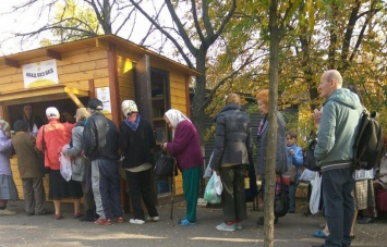 В центре Киева выстроились очереди за бесплатной едой. Фотофакт
