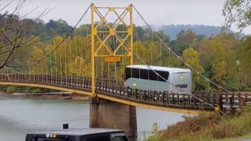 35-тонный грузовик проигнорировал запрещающие знаки и едва не развалил мост