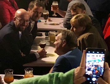 Как Меркель с Макроном отдыхают от переговоров по Brexit в брюссельском баре под пиво и картошку фри. Видео