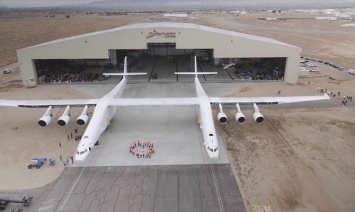 Крупнейший в мире самолет Stratolaunch успешно прошел рулежные испытания