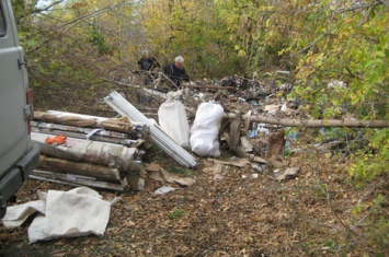 На Сумщине полиция нашла стихийную свалку токсичных отходов