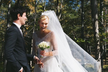 Обнародованы новые фото со свадьбы Карли Клосс и Джошуа Кушнера: детали образа невесты