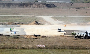 Строительство новой взлетки одесского аэропорта: земляные работы почти закончены, и рабочим даже дали часть денег за август