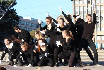 В центре Запорожья при помощи танца митинговал против работорговли (Фото)