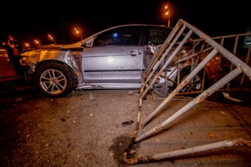 ДТП в Днепре: на Слобожанском проспекте автомобиль снес ограждение
