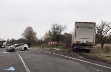 На львовской трассе грузовик раздавил полицейскую Toyota, в которой погиб патрульный. Фото