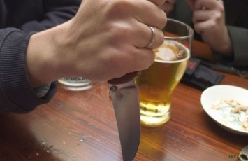 В пьяной ссоре 30-летний горожанин получил удар ножом