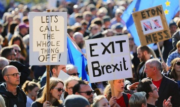 В Лондоне 700 тысяч британцев потребовали новый референдум по Brexit