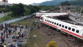 Пассажирский поезд сошел с рельсов на Тайване, есть погибшие