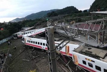 В Тайване поезд сошел с рельсов: не менее 17 погибших, более сотни пострадавших (видео)