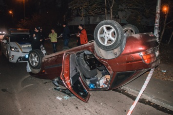 В Киеве пьяный водитель протаранил машины и устроил разборки. Его авто перевернулось на крышу