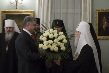 Порошенко поздравил Филарета с 23-летием со дня интронизации и подарил ему букет белых роз