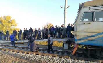 Киевляне блокировали городскую электричку: опаздывает и имеет мало вагонов