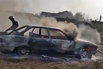 В с. Жемчужина Нижнегорского района в поле горел легковой автомобиль «Audi»
