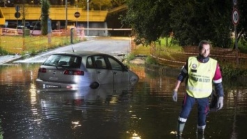 Непогода в Италии: в Риме затопило дороги и метро, по Милану прокатился шторм