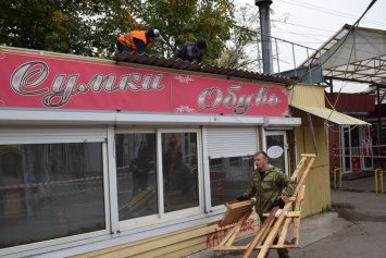 В Симферополе продолжается демонтаж незаконных торговых павильонов