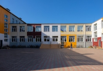 В Межевой на Днепропетровщине ремонтируют опорную школу и стадион: сколько все это стоит?