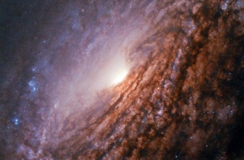 "Хаббл" сделал снимок галактики с ярким "сердцем"