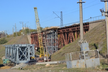 Для ремонта 100-летнего моста под Запорожьем пригонят строительные краны