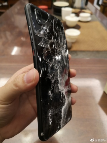 Смартфон Huawei P20 упал с 21 этажа и продолжил работать