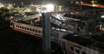 Поезд влетел на перрон, уничтожая все на своем пути: жуткая авария попала на видео