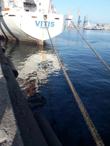 АМПУ зафиксировала загрязнение акваторий Мариупольского и Херсонского морпортов