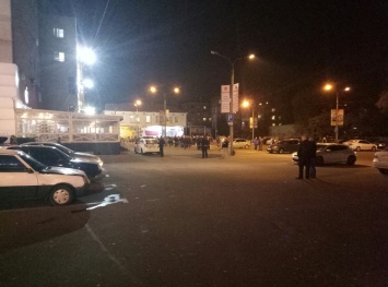 Фотофакт: В центре Запорожья из здания эвакуировали сотни людей