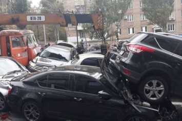 В центре Киева кран протаранил 10 авто, движение заблокировано