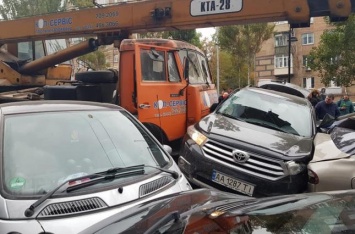 В Киеве произошло масштабное ДТП с участием автокрана