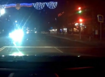Курьезы: Светофор на проспекте озадачил водителей (видео)