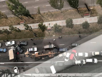 Появились новые фото эпичной аварии в центре Киева, где автокран снес 17 авто