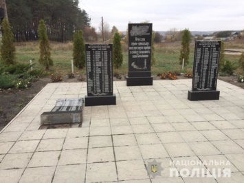 Под Харьковом вандалы повредили мемориал погибшим во Второй мировой войне