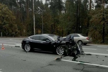 На трассе под Киевом Tesla влетела в легковушку Skoda, стоящую на повороте