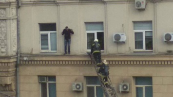 Переполох в центре Харькова: к зданию съехалось много спасателей (фото)