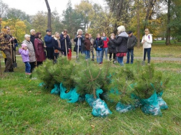 В старейшем парке Кривого Рога жители города высадили новую аллею деревьев