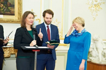 Библиограф одесского университета получила орден от французского посла