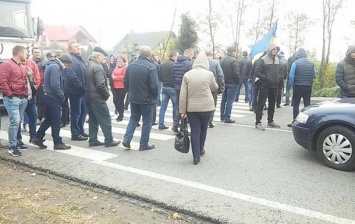 Во Львовской области вторые сутки блокируют дрогу к пограничному пункту