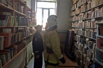 С условными пожарами в двух школах полуострова боролись крымские спасатели