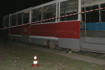 В Днепре на Донецком шоссе трамвай переехал мужчину и сбил ребенка