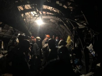 Чиновники спустились в шахту к горнякам, которые бастуют из-за долгов по зарплате
